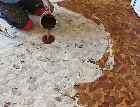 Parkett wird für Sanierung geölt Parkett wird für Sanierung geölt