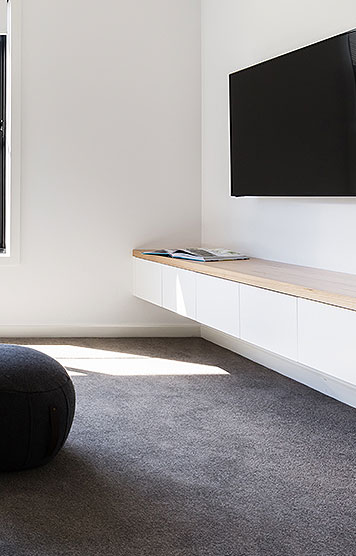 Moderner Teppichboden in hellem Zimmer Moderner Teppichboden in hellem Zimmer